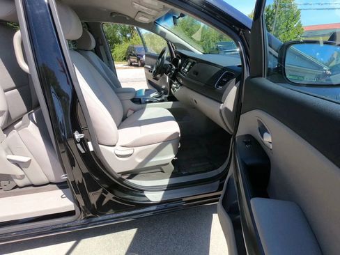 Used 2019 Kia Sedona L image 27