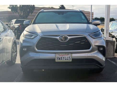 Used 2021 Toyota Highlander XLE image 3