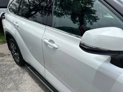 Used 2022 Toyota Highlander XLE AWD/4WD image 9