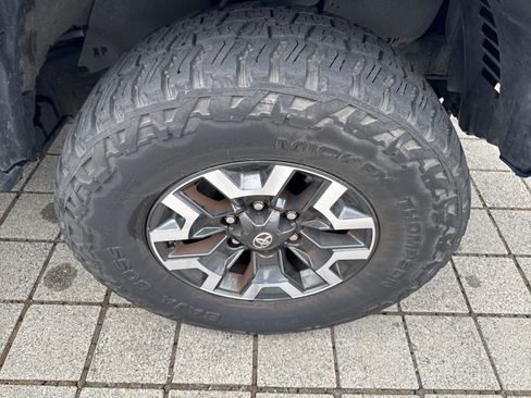 Used 2017 Toyota Tacoma TRD Off-Road w/ Premium & Technology Package AWD/4WD image 12