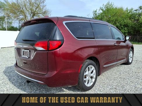 Used 2017 Chrysler Pacifica Touring-L w/ Tire & Wheel Group FWD image 9