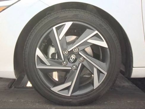Certified 2025 Hyundai Elantra Limited FWD image 9