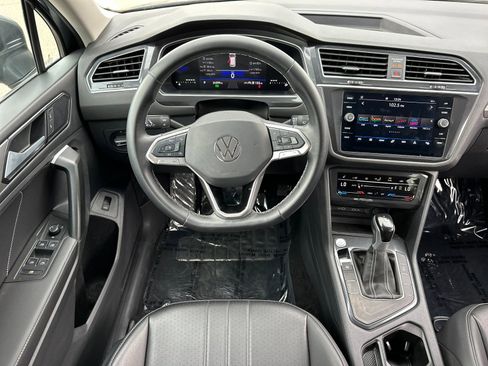 Used 2024 Volkswagen Tiguan SE image 13
