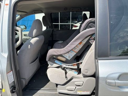 Used 2019 Toyota Sienna LE FWD image 13