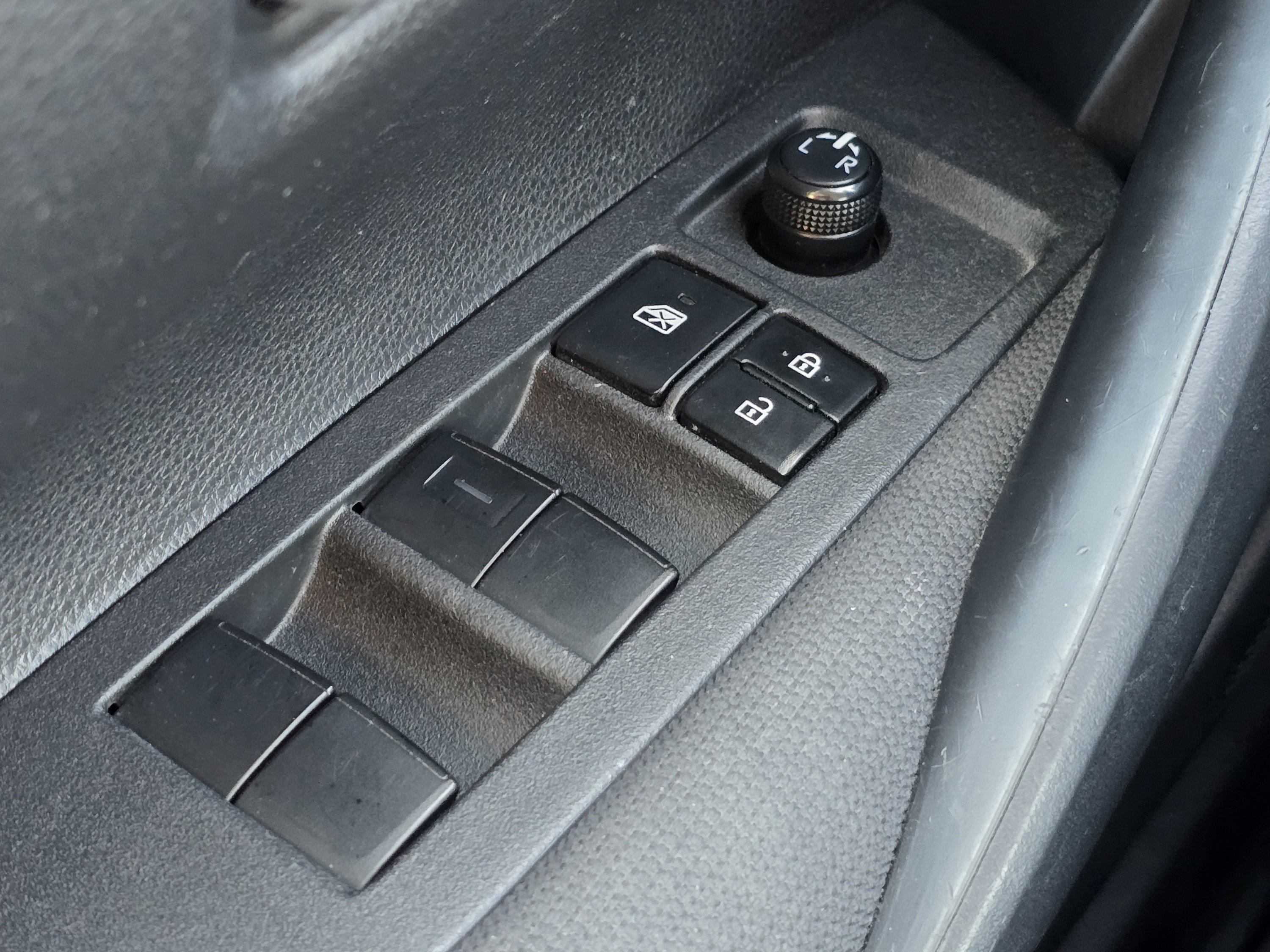 Used 2020 Toyota Corolla LE FWD image 31