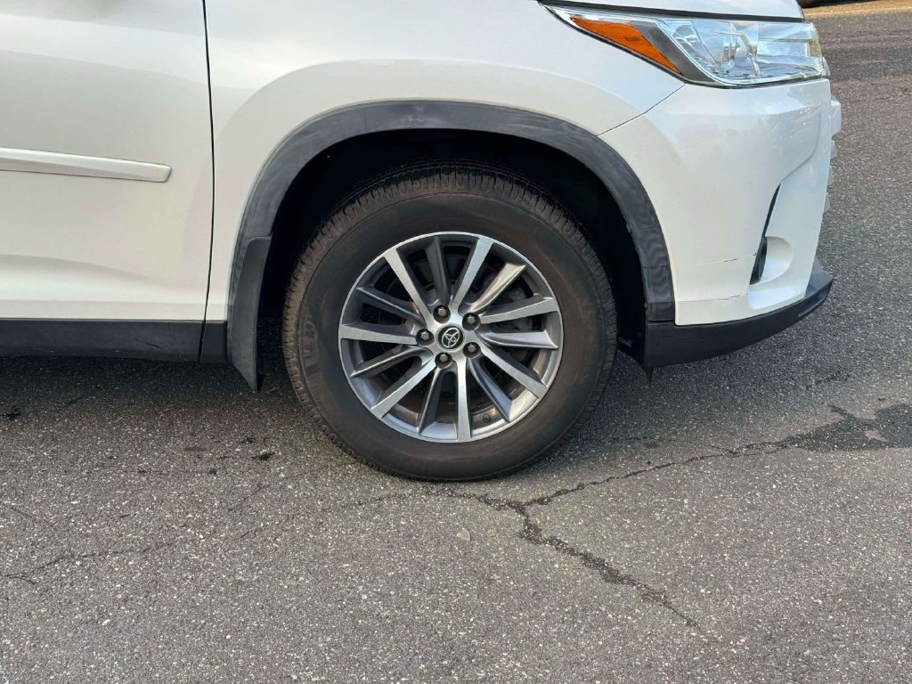 Used 2019 Toyota Highlander XLE AWD/4WD image 9