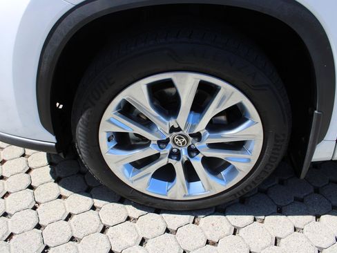 Used 2023 Toyota Highlander Limited FWD image 12