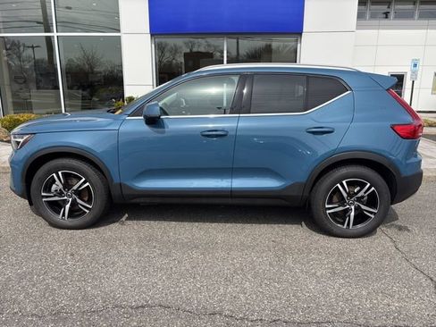 Used 2025 Volvo XC40 B5 Core AWD/4WD image 2