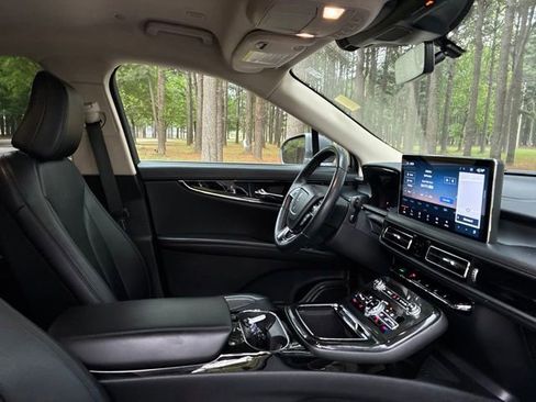 Used 2023 Lincoln Nautilus FWD w/ Premium Package image 23