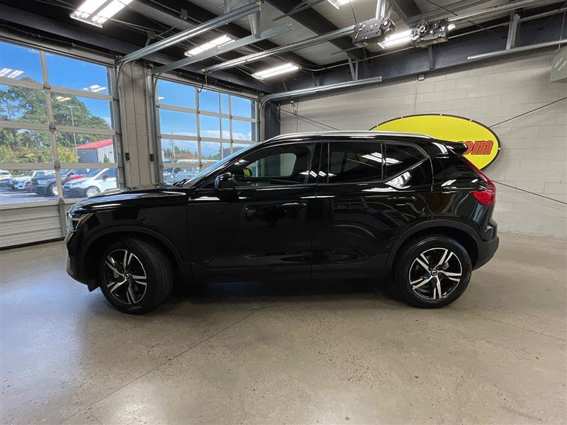 Used 2023 Volvo XC40 B5 Core AWD/4WD image 2
