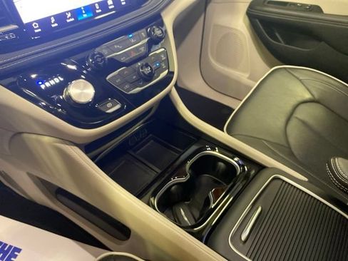 Used 2023 Chrysler Pacifica Limited FWD image 16