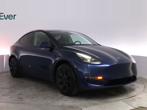 Used 2024 Tesla Model Y 2WD image 13