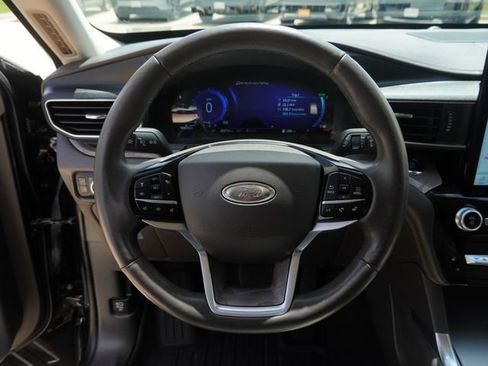 Used 2023 Ford Explorer Platinum w/ Technology Package AWD/4WD image 28