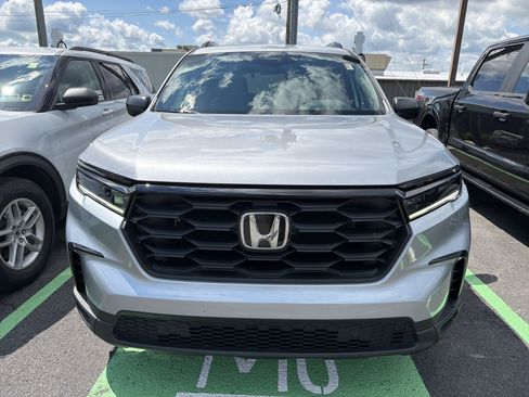 Used 2025 Honda Pilot Sport image 3