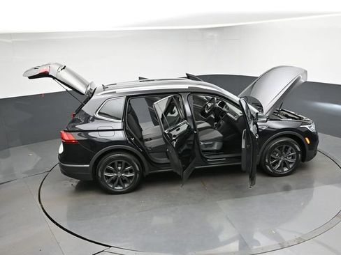 Used 2023 Volkswagen Tiguan SE FWD image 40