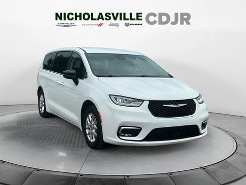 Used 2024 Chrysler Pacifica Touring-L FWD image 7
