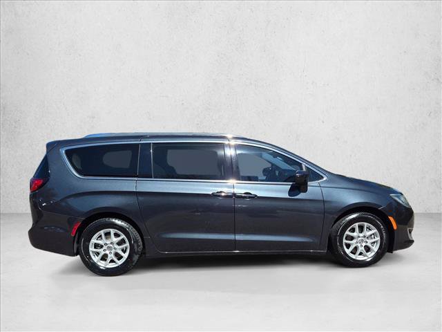 Used 2020 Chrysler Pacifica Touring-L FWD image 4