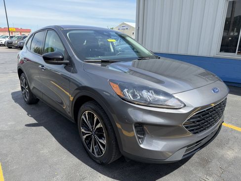 Used 2022 Ford Escape SE w/ SE Sport Appearance Package AWD/4WD image 2