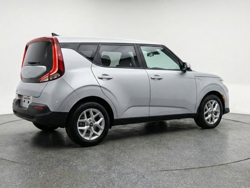 Used 2025 Kia Soul LX w/ LX Technology Package image 9