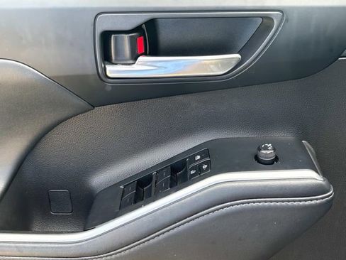 Used 2023 Toyota Highlander XLE FWD image 26
