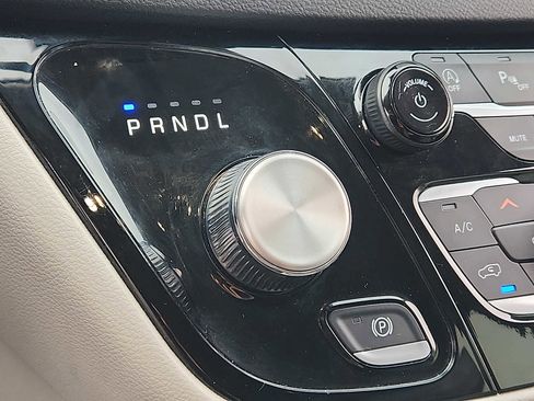 Used 2023 Chrysler Pacifica Touring-L image 14