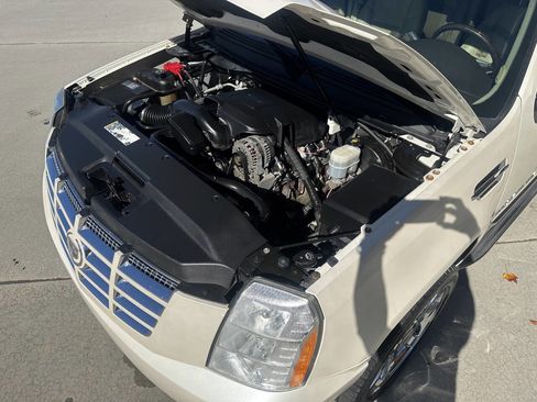 Used 2010 Cadillac Escalade ESV Luxury image 37