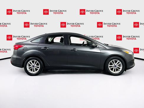Used 2017 Ford Focus SE FWD image 4