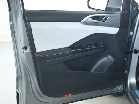 Used 2025 Volkswagen Taos SE image 16