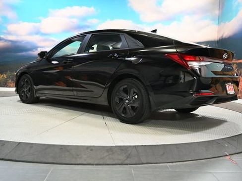 Used 2022 Hyundai Elantra SEL w/ Convenience Package FWD image 5