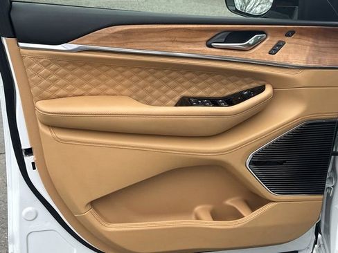 Used 2024 Jeep Grand Cherokee L Summit AWD/4WD image 11