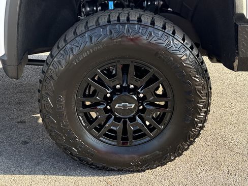 Used 2025 Chevrolet Silverado 2500 ZR2 w/ Technology Package image 24