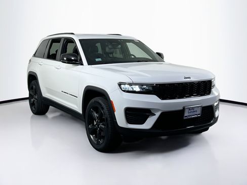 Used 2023 Jeep Grand Cherokee Altitude image 3