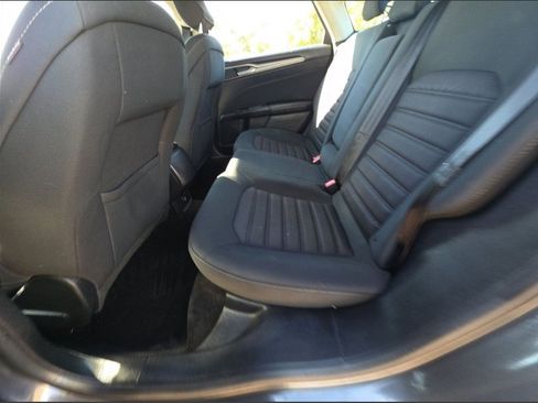 Used 2018 Ford Fusion SE image 12