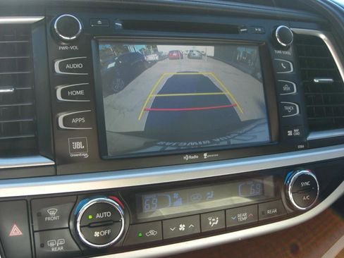 Used 2014 Toyota Highlander Limited FWD image 29