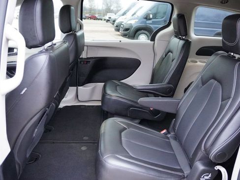 Certified 2024 Chrysler Pacifica Touring-L image 16