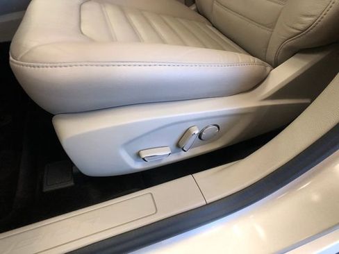 Used 2017 Ford Fusion SE w/ Fusion SE Technology Package FWD image 11