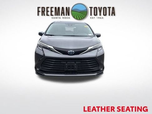 Used 2025 Toyota Sienna XLE FWD image 3