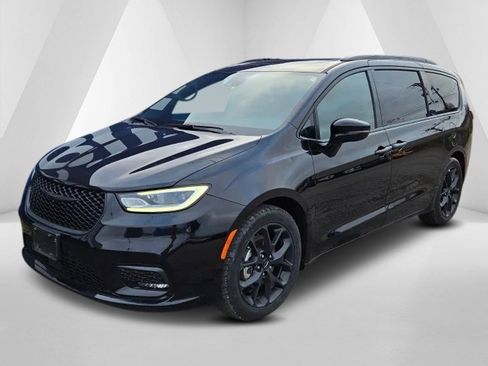 Used 2025 Chrysler Pacifica Limited image 3