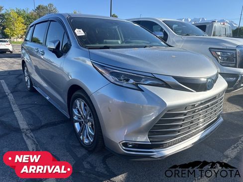 Used 2023 Toyota Sienna Platinum FWD image 6