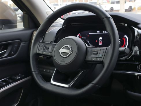 Used 2024 Nissan Pathfinder Platinum image 18