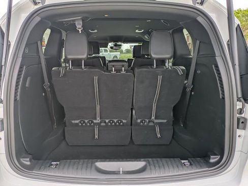 Used 2025 Chrysler Pacifica Select image 14