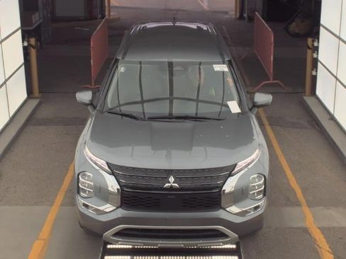 Used 2024 Mitsubishi Outlander SE Black Edition image 3