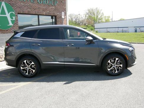 Used 2023 Kia Sportage EX image 3