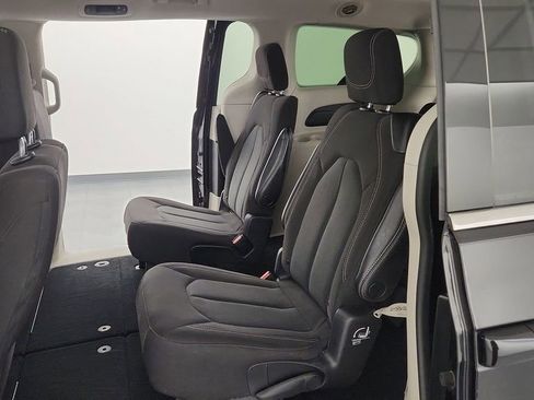 Used 2023 Chrysler Voyager LX FWD image 16