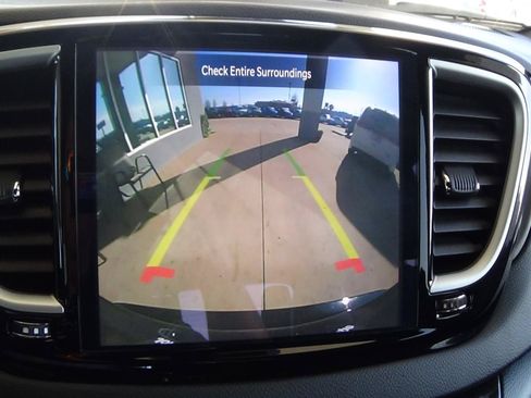 Certified 2025 Chrysler Pacifica Select FWD image 29