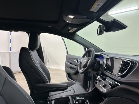 New 2026 Chrysler Pacifica Limited image 18
