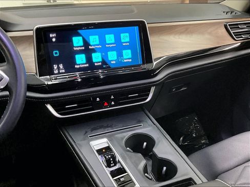 Used 2024 Volkswagen Atlas SE image 9