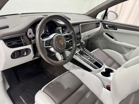 Certified 2021 Porsche Macan Turbo AWD/4WD image 4