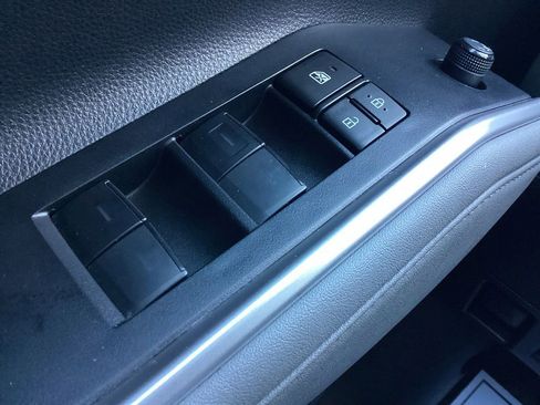 Used 2023 Toyota Highlander XLE image 26