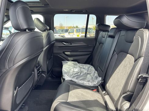 New 2025 Jeep Grand Cherokee Laredo image 32